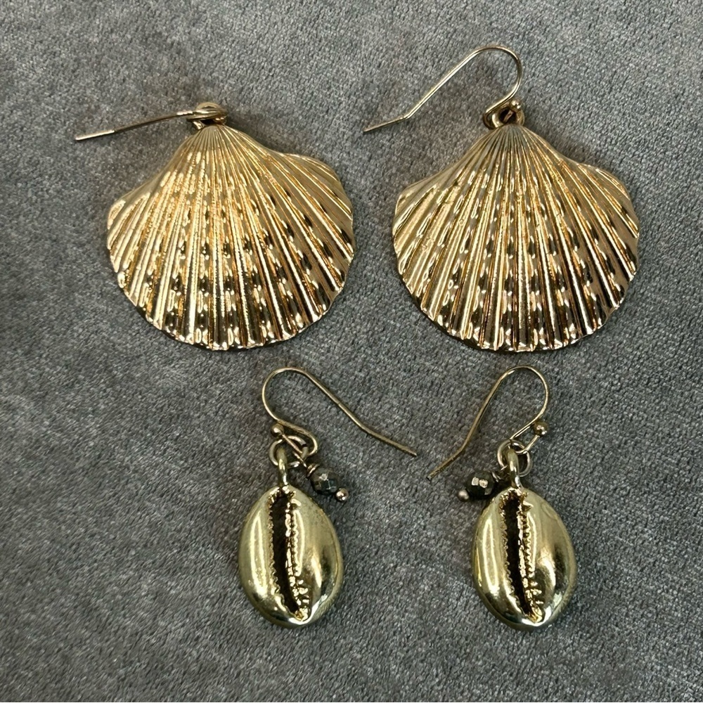 🛍3/$20 Gold tone seashell beaded dangling earring set